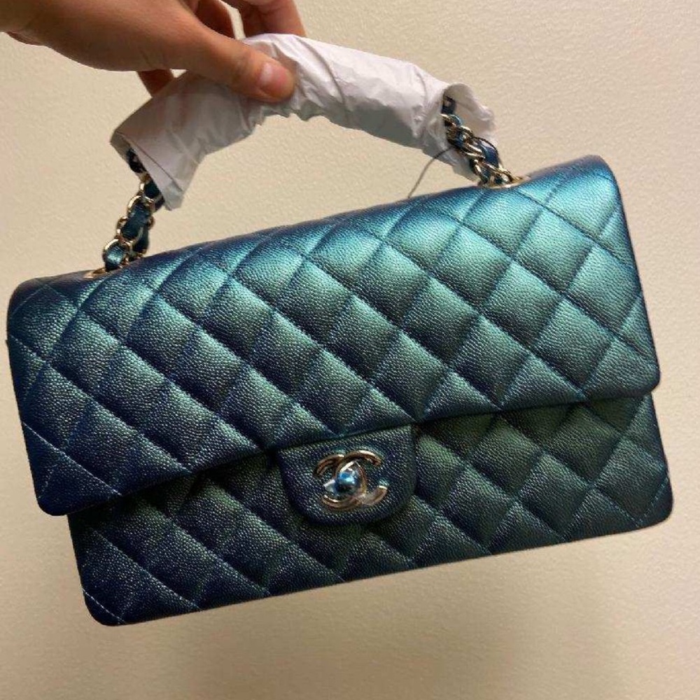 Chanel medium classic flap 22p iridescent green